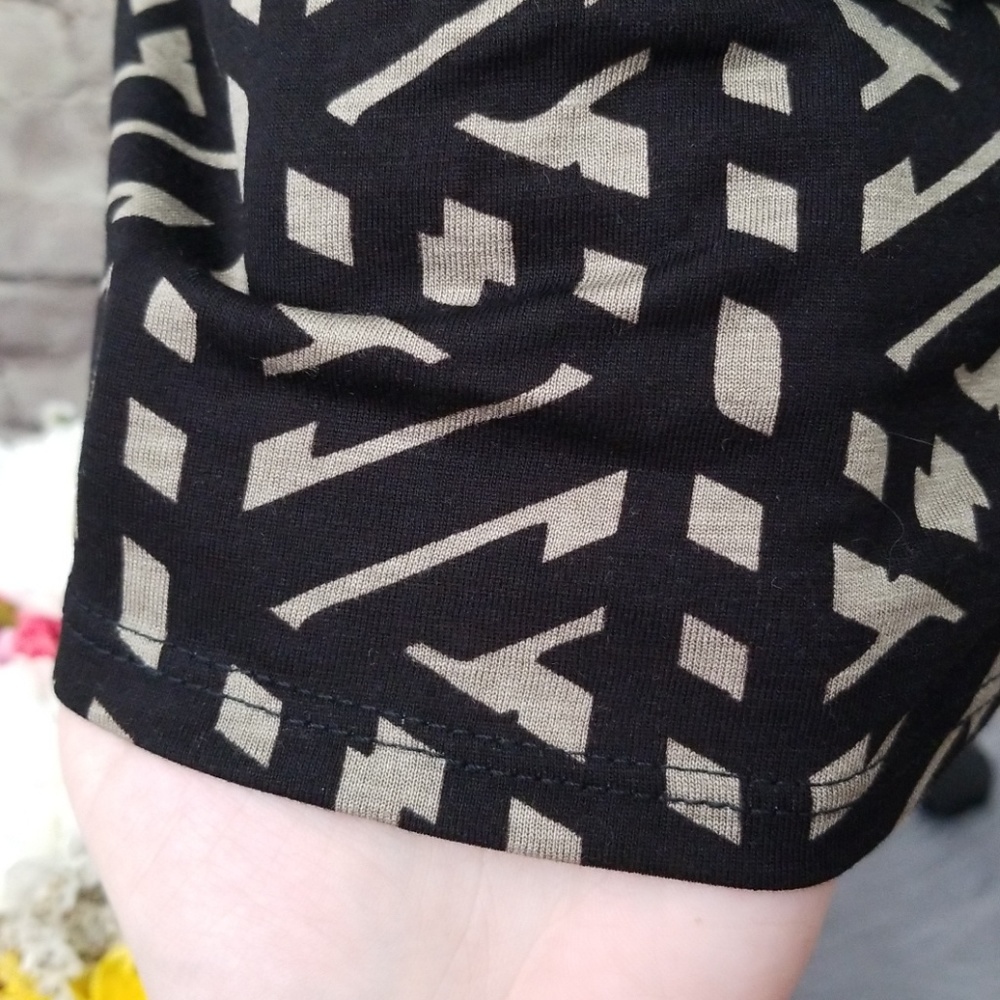 💰Sold Local💰 LuLaRoe Classic T Shirt - Picture 4 of 5